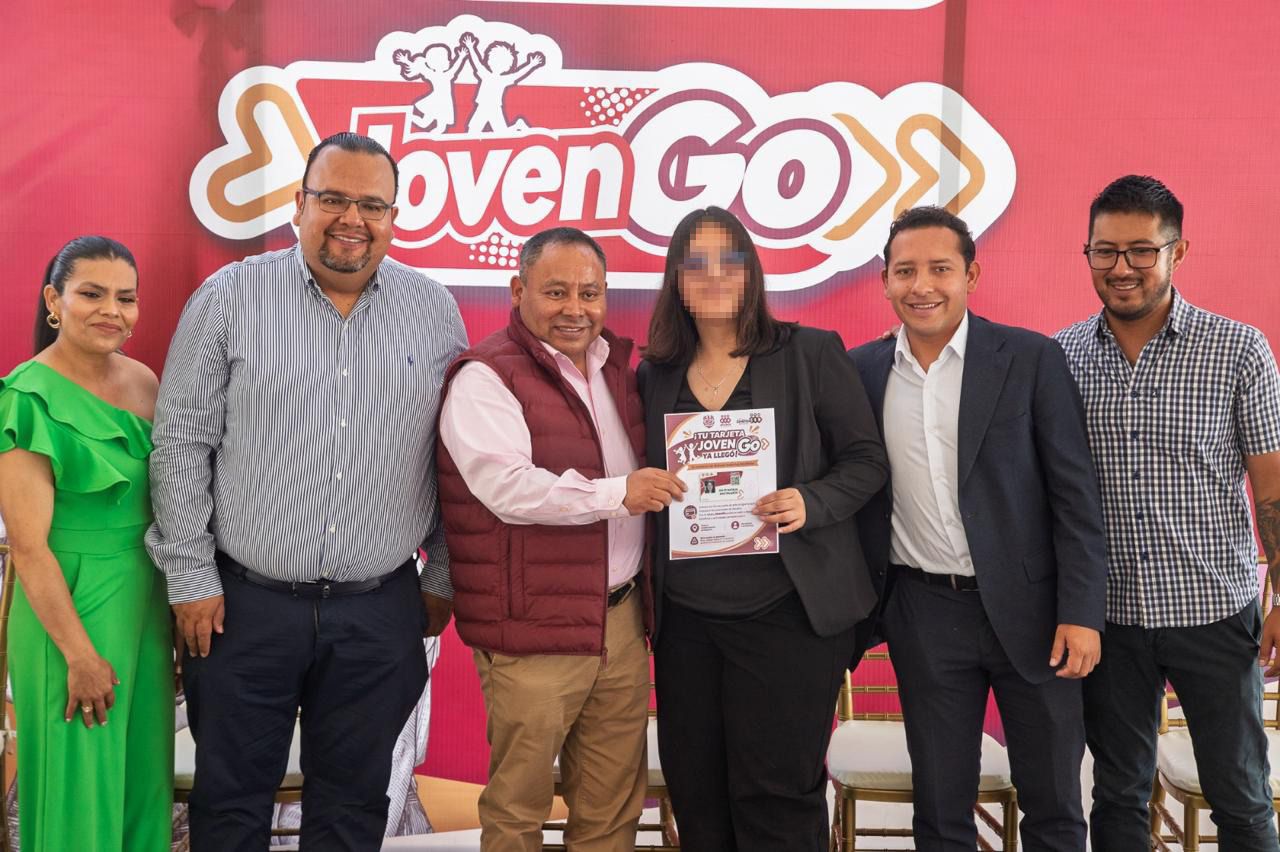 Javier Rivera impulsa a las juventudes de Apizaco con la entrega de tarjetas 'Joven Go'